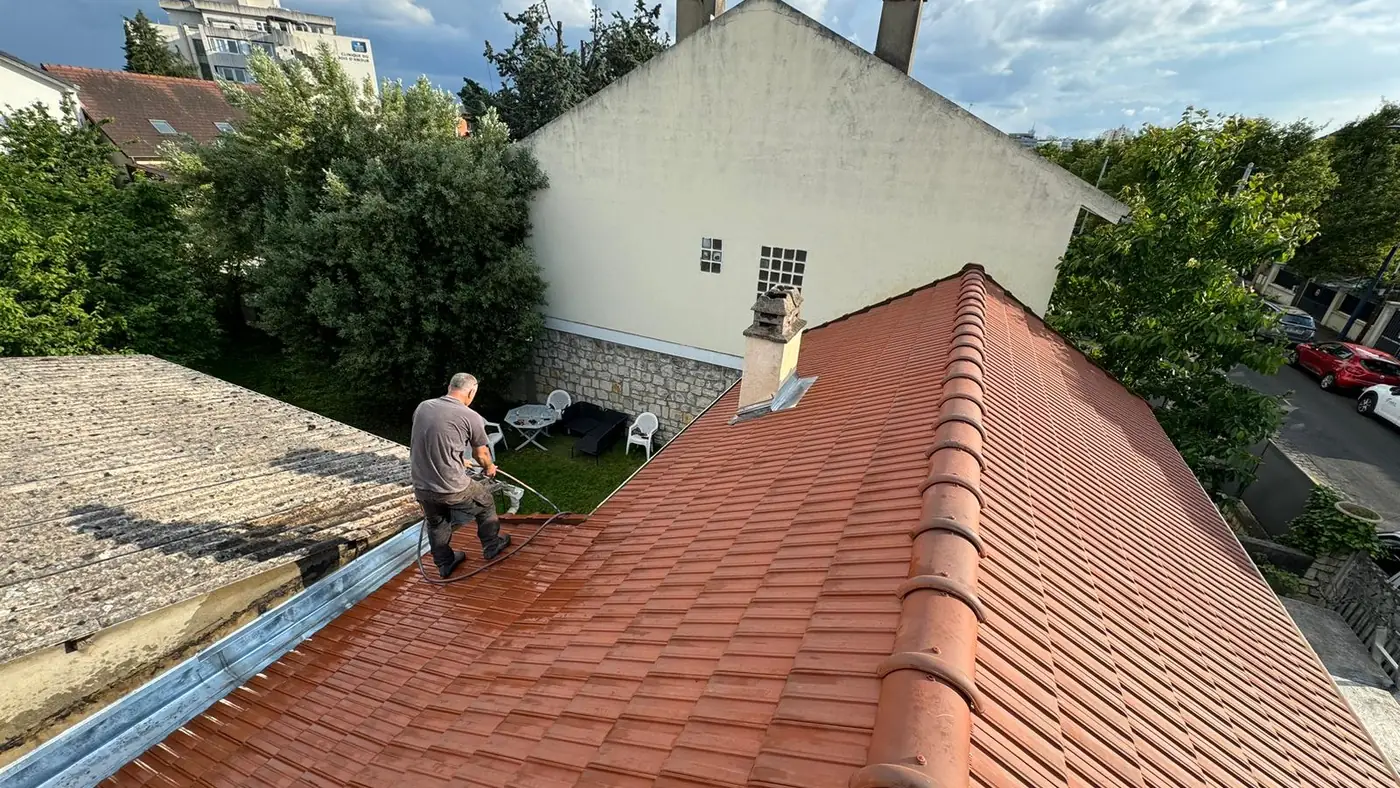 Fenêtre de toit posée dans une charpente traditionnelle