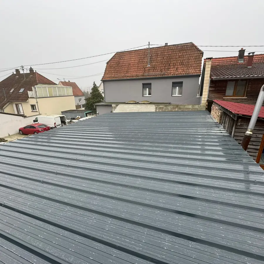 Fourgon d’entreprise en déplacement sur un chantier régional