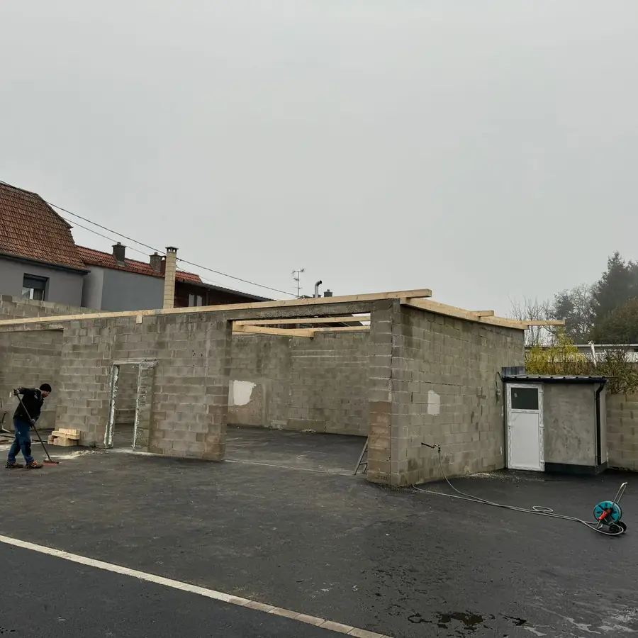 Chantier de rénovation en zone urbaine dense