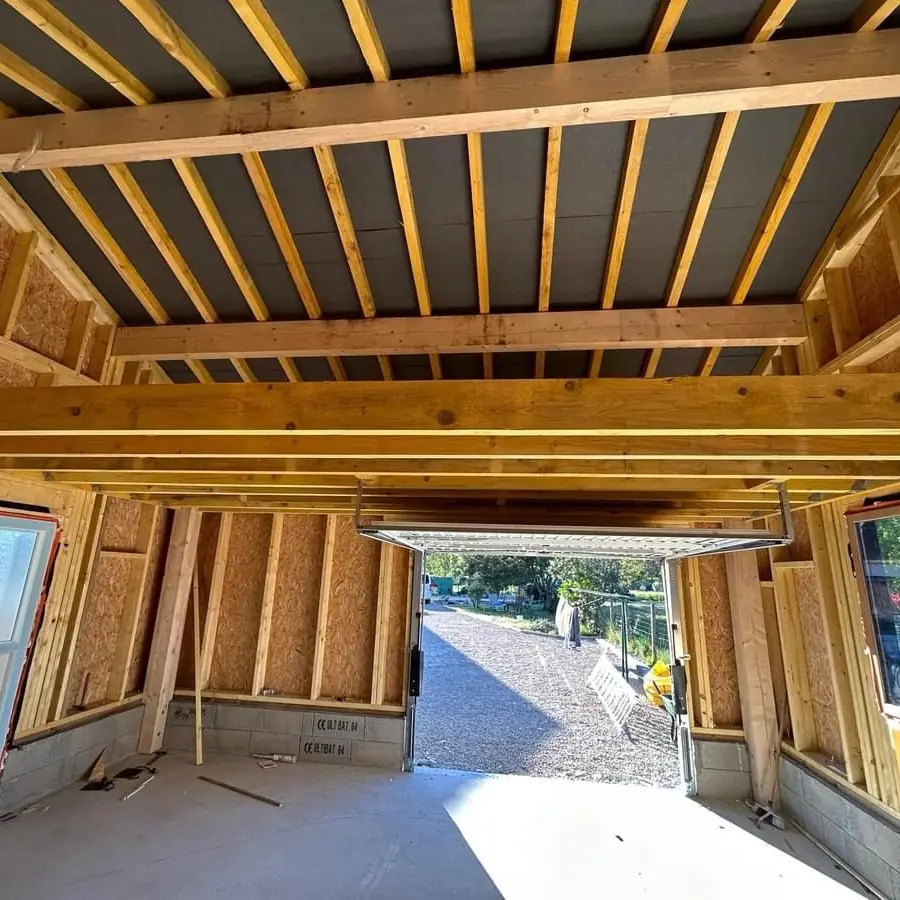 Maison à ossature bois terminée, avec sa couverture