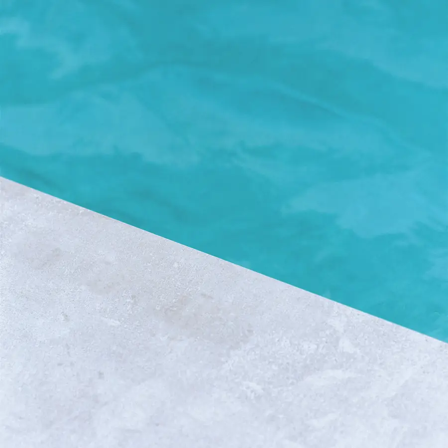 Piscine enterrée avec son revêtement et ses margelles posées